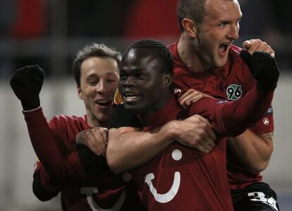 Didier Konan celebra junto a Steve Cherundolo y a Konstantin Rausch el tercer gol frente al Standard de Lieja.