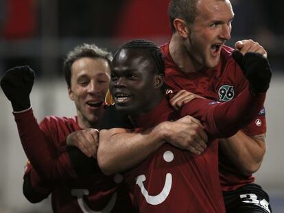 Didier Konan celebra junto a Steve Cherundolo y a Konstantin Rausch el tercer gol frente al Standard de Lieja. 