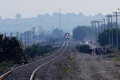 Un tren de carga pasa por Huehuetoca (Estado de México), en mayo de este año.