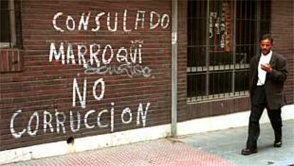 Un hombre pasa por delante de la pintada en contra de la instalación del consulado marroquí en la calle Gerona.