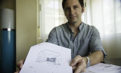El físico Miguel Ángel Ortiz muestra un boceto de su invento.