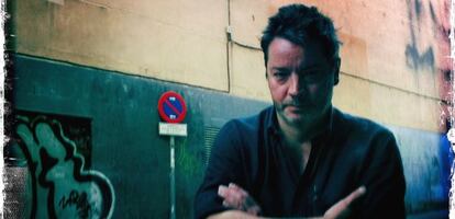El cineasta vasco Enrique Urbizu, retratado frente a la puerta de su estudio en Madrid. 