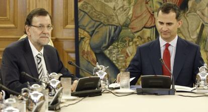 Mariano Rajoy (izquierda), junto al rey Felipe VI en el Consejo de Seguridad Nacional, el pasado d&iacute;a 10 en La Zarzuela.