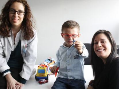 La genetista de Isra, Marta Cortón, junto al niño y su madre, María Moreno, en la Fundación Jimenez Díaz de Madrid.