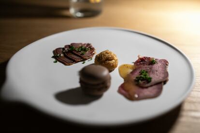 Duelo de lenguas de ternera vs ibérico, lionesa rellena de paté de higaditos de pollo, macaron de cacao, foie gras y frambuesa, del cocinero Javi Estévez, chef del restaurante La Tasquería de Madrid. 