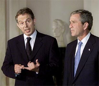 Tony Blair y George Bush atienden a la prensa tras su reunión.