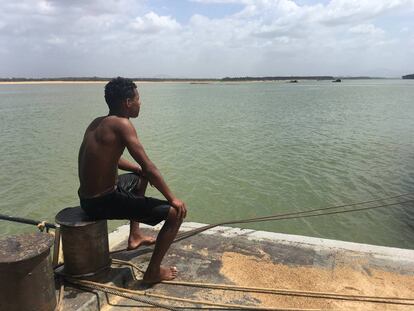 Jovem venezuelano olha para o Rio Branco, em Boa Vista, Brasil.