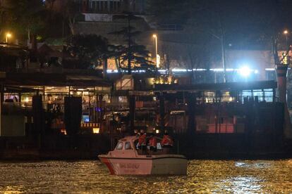 Un vaixell de la Guàrdia Costera turca ancorat davant de la discoteca Reina després de l'atemptat.
