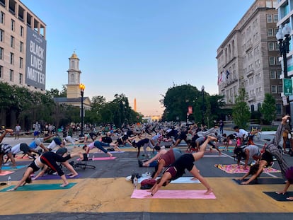 Una clase de yoga, el pasado viernes en la Plaza Black Lives Matter en Washington.