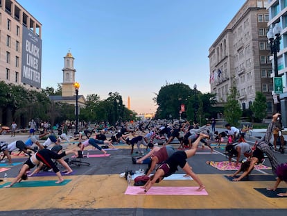 Uma aula de ioga, na sexta-feira passada, na praça do Black Lives Matter em Washington.