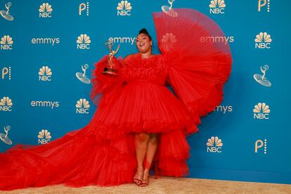 Lizzo posando con su Emmy.