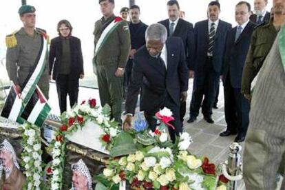 Kofi Annan visita la tumba de Yasir Arafat en la Muqata de Ramala.