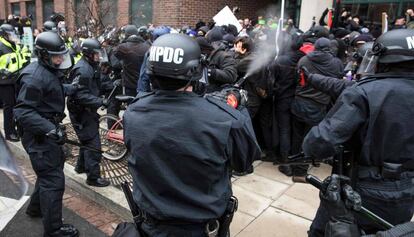 Polícia joga spray de pimenta em manifestantes contrários a Trump em Washington.