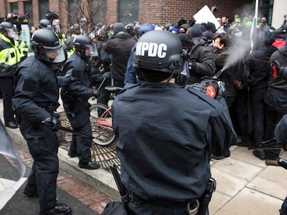 Pol&iacute;cia joga spray de pimenta em manifestantes contr&aacute;rios a Trump em Washington. 