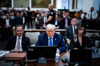 Donald Trump junto a sus abogados Alina Habba y Christopher Kise, en Nueva York (EE UU), el 6 de noviembre.