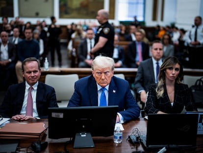 Donald Trump junto a sus abogados Alina Habba y Christopher Kise, en Nueva York (EE UU), el 6 de noviembre.