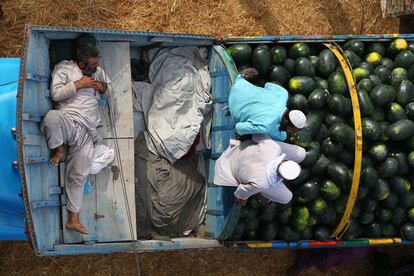 Tres hombres venden sandías en un mercado de fruta y verdura durante el mes sagrado de ayuno en la religión musulmana, el 7 de mayo de 2019 en Karachi (Pakistán). El Ramadán es uno de los doce meses islámicos, que se rigen por el calendario lunar, y no el solar.