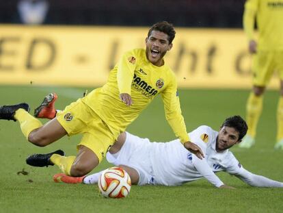 Oliver Buff lucha por el bal&oacute;n con Jonathan Dos Santos.