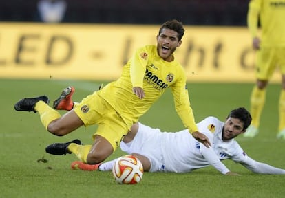 Oliver Buff lucha por el bal&oacute;n con Jonathan Dos Santos.