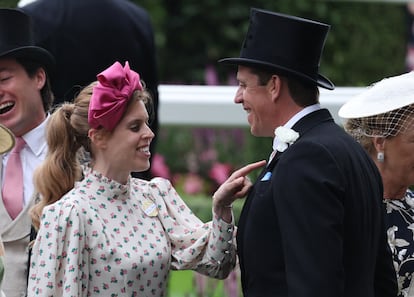 La princesa Beatriz de York, hija del príncipe Andrés —hermano de Carlos III— y Sarah Ferguson, durante el primer día de Ascot.