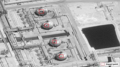Imagen utilizada por EE UU para mostrar cuatro de los impactos sobre la refinería de Abqaiq, en Arabia Saudí, producidos por el ataque con drones.
