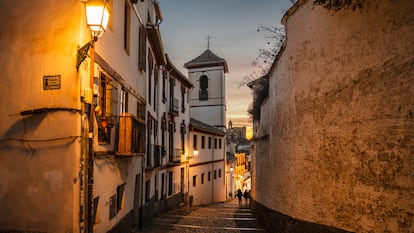 Una de las calles del barrio del Albaicín, en Granada, al anochecer.