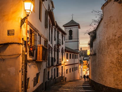 Una de las calles del barrio del Albaicín, en Granada, al anochecer.