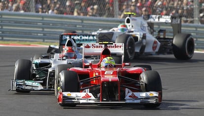 Felipe Massa delante de Michael Schumacher.