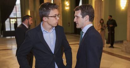 El diputado de Podemos Íñigo Errejón charla con el portavoz del PP, Pablo Casado.