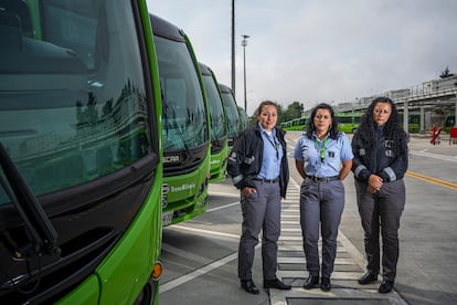 Paola Pérez, Alexandra Caballero y Liliana Castro, operadoras de buses, posan para un retrato en los patios de La Rolita.