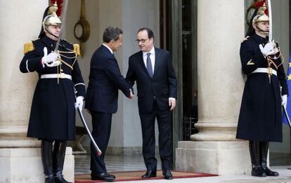 Sarkozy y Hollande se saludan a las puertas del Elíseo, a principios de mes.