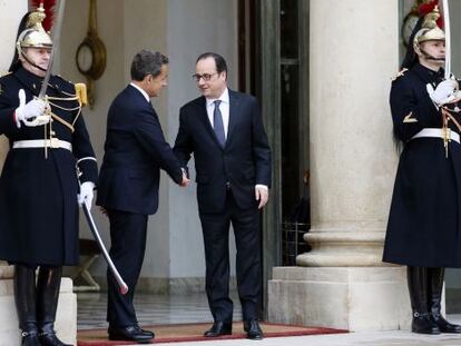 Sarkozy y Hollande se saludan a las puertas del El&iacute;seo, a principios de mes.