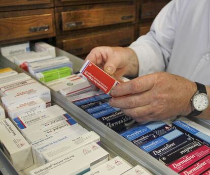 Un farmacéutico dispensa medicinas en Santiago