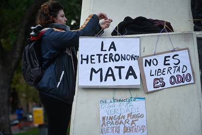 Una manifestante coloca carteles de protesta en la Plaza Colombia, del barrio porteño de Barracas, el 13 de mayo.