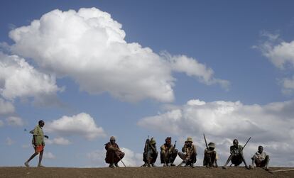 Un grupo de hombres Turkana, sentados cerca de su aldea, en la zona de Baragoy, en Kenia.