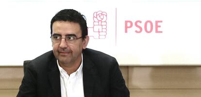 Mario Jim&eacute;nez, en la reuni&oacute;n de la Comisi&oacute;n Gestora del PSOE.