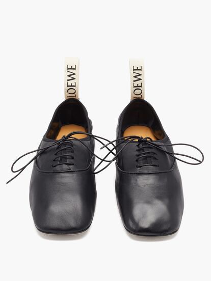 Jonathan Anderson, director creativo de Loewe, está dispuesto a que ampliemos la etiqueta de ‘bailarinas’, incluyendo su nuevo modelo con cordones inspirado en los zapatos de baile. Los tienes aquí por 590 euros.
