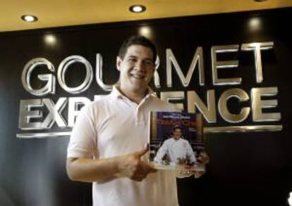 El ganador de la primera edición de MasterChef España, el almeriense Juan Manuel Sánchez, presenta su libro de recetas, uno de los premios que logró en el exitoso concurso televisivo, hoy en Madrid.