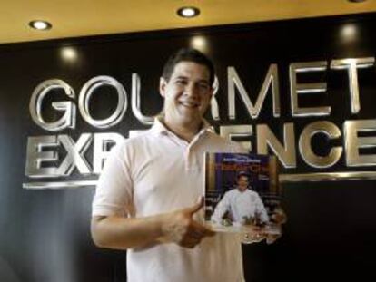 El ganador de la primera edición de MasterChef España, el almeriense Juan Manuel Sánchez, presenta su libro de recetas, uno de los premios que logró en el exitoso concurso televisivo, hoy en Madrid.