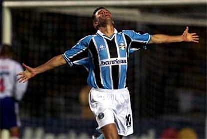 Rodrigo celebra un gol con el Gremio.