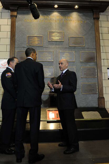 El presidente Barack Obama mira las placas con los nombres de los bomberos que murieron en el 11-S.