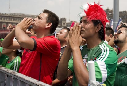 Dos aficionados mexicanos durante la transmisión del partido entre México y Brasil.