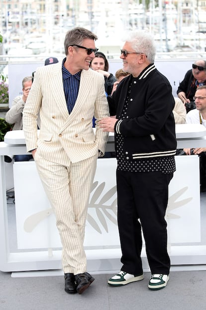 Ethan Hawke y Pedro Almodóvar presentando ante la prensa 'Extraña forma de vida'.