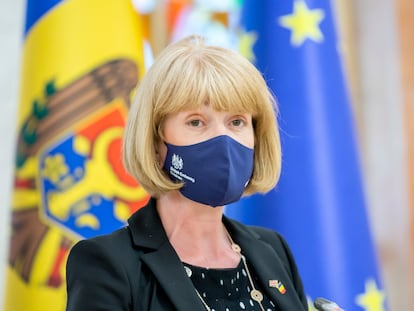 La secretaria de Estado británica para Vecindad Europea y las Américas, Wendy Morton, en Chisinau, durante su visita a Moldavia el 11 de mayo de 2021.