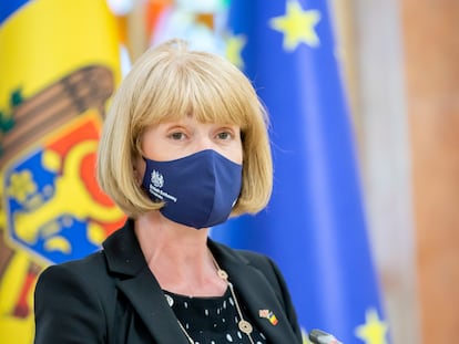 La secretaria de Estado británica para Vecindad Europea y las Américas, Wendy Morton, en Chisinau, durante su visita a Moldavia el 11 de mayo de 2021.