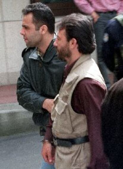 Mohamed Tokcan (a la derecha), líder del <i>comando</i>, es detenido ayer por la policía.
