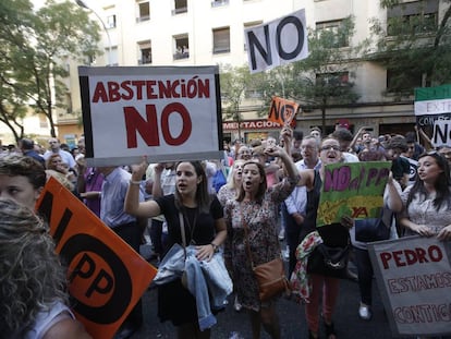 Ambiente en Ferraz durante el comit&eacute; Federal del PSOE. 