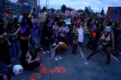 Al caer la noche la marcha terminaba con la concentración de pequeños grupos que seguían realizando pintas y consignas en las calles de Bogotá.  