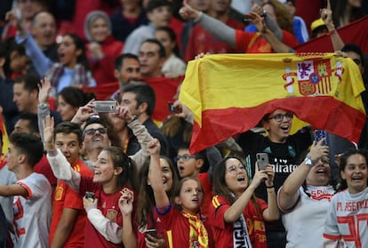 Aficionados españoles antes de empezar el partido.