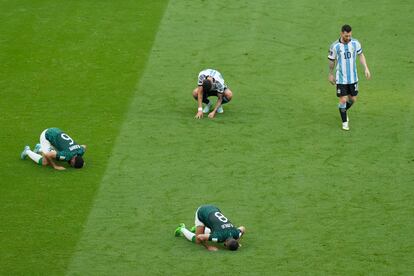 Lionel Messi abandona el campo al término del partido contra Arabia Saudí.